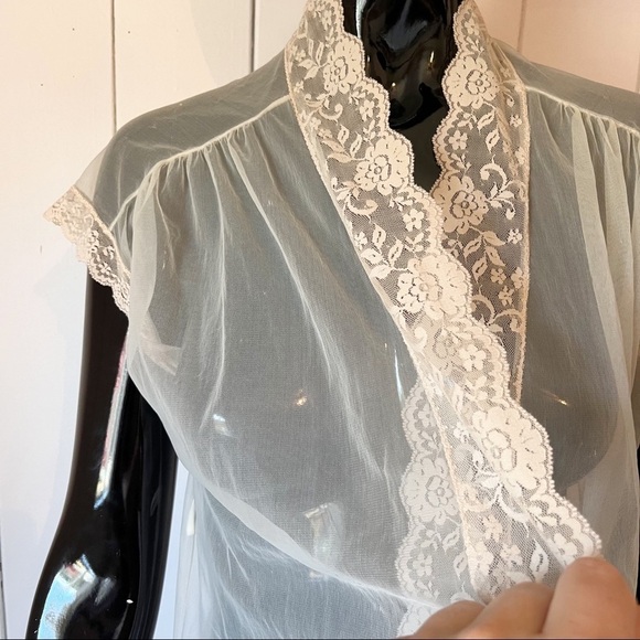 Vintage Union made Sheer Lace Robe. Size Large. - Picture 3 of 10